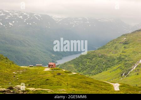 La solitaria casa sul lago di montagna in Norvegia Foto Stock