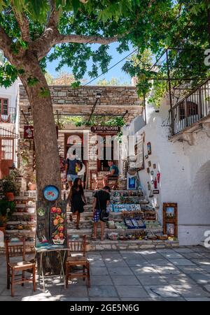 La piazza di Apeiranthos (o Aperathos), un villaggio montagnoso costruito ai piedi del monte Fanarion, nell'isola di Naxos, Cicladi, Grecia. Foto Stock