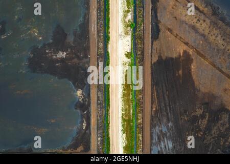Foto aerea di estrazione della torba, dose di Esterweger in Emsland, foto del drone, area poco dopo l'estrazione, rinaturazione, bassa Sassonia, Germania, Europa Foto Stock