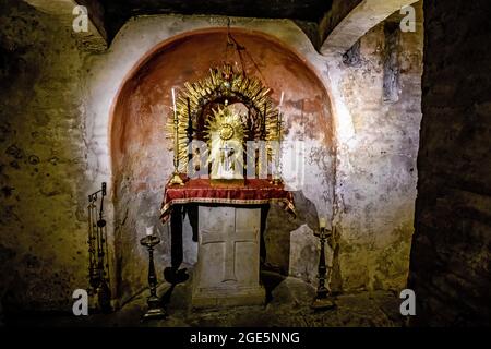 Altare in Cripta di Papa Adriano i in antica cantina della Chiesa di Santa Maria in Cosmedin, la Basilica di Santa Maria in Cosmedin, Forum Boarium, Roma Foto Stock