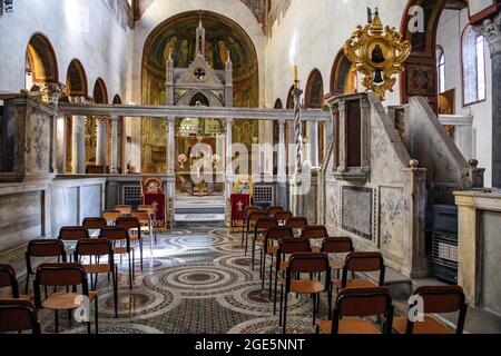 Navata della Chiesa di Santa Maria in Cosmedin, altare maggiore sullo sfondo, pulpito per il sermone sulla destra, la Basilica di Santa Maria in Cosmedin Foto Stock