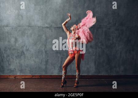 Donna in costume di samba o di Lambada con piume rosa piumino. Foto Stock