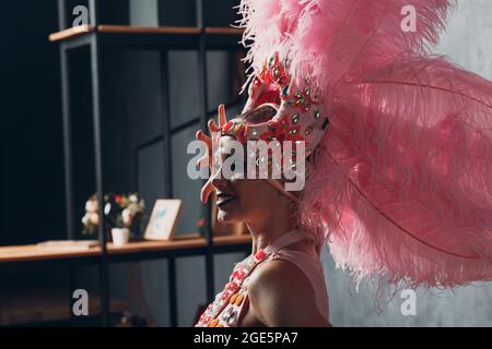 Donna in costume di samba o di Lambada con piume rosa piumino. Foto Stock