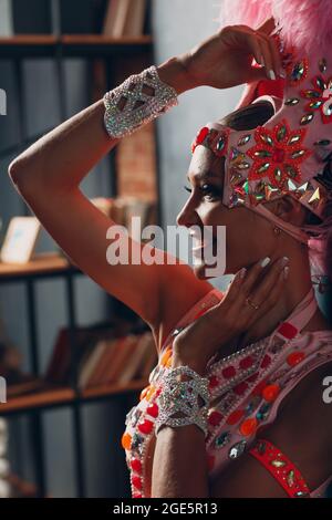 Donna in costume di samba o di Lambada con piume rosa piumino. Foto Stock