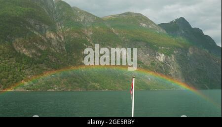 Sunnylvsfjorden, Norvegia. Arcobaleno colorato sopra Sunnylvsfjorden Primavera Paesaggio. Vista dal traghetto turistico galleggiante nel giorno d'estate. Famoso Foto Stock