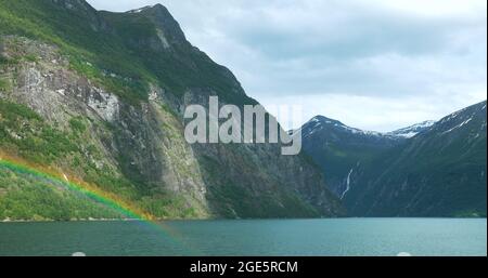 Sunnylvsfjorden, Norvegia. Arcobaleno colorato sopra Sunnylvsfjorden Primavera Paesaggio. Vista dal traghetto turistico galleggiante nel giorno d'estate. Famoso Foto Stock