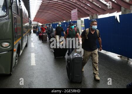 Kathmandu, Nepal. 17 agosto 2021. Le persone nepalesi evacuate dall'Afghanistan arrivano via Kuwait all'aeroporto internazionale Tribhuvan di Kathmandu, Nepal, martedì 17 agosto 2021. (Credit Image: © Dipen Shrestha/ZUMA Press Wire) Credit: ZUMA Press, Inc./Alamy Live News Foto Stock