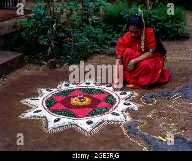 Onam pookkalam o athapookalam durante il festival di Onam in Kerala, India Foto Stock