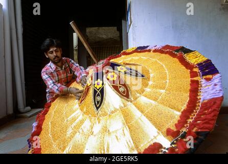 Fare ombrelli tempio a Chindadripet, Chennai; Madras, Tamil Nadu, India Foto Stock