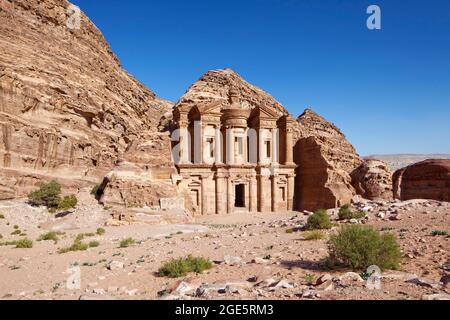 Monastero ad Deir scolpito dalla roccia su un altopiano, Wadi Araba, Wadi Mousa sullo sfondo, Petra, antica capitale dei Nabatei Foto Stock