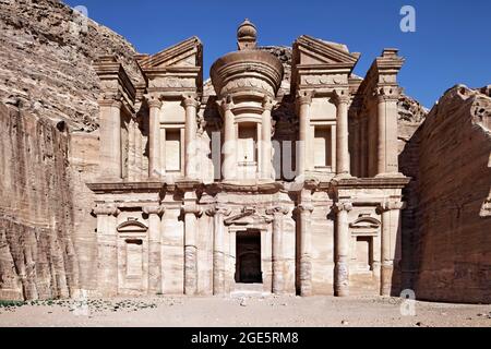 Monastero ad Deir scolpito dalla roccia su un altopiano, Wadi Araba, Wadi Mousa sullo sfondo, Petra, antica capitale dei Nabatei Foto Stock