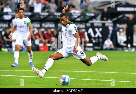 Partita di calcio Bundesliga al Borussia Park Moenchengladbach: BOR. Moenchengladbach vs Bayern Monaco di Baviera: Moenchengladbach´s Alassane plea. Foto Stock