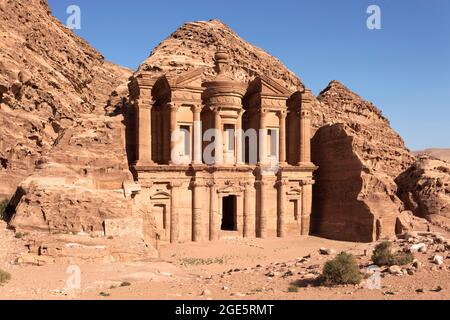 Monastero ad Deir scolpito dalla roccia su un altopiano, Wadi Araba, Wadi Mousa sullo sfondo, Petra, antica capitale dei Nabatei Foto Stock