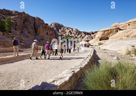 I turisti si recano al Siq, alla Gola, a Petra, patrimonio dell'umanità dell'UNESCO, al Regno di Giordania Foto Stock