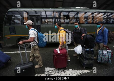 Kathmandu, Nepal. 17 agosto 2021. Le persone nepalesi evacuate dall'Afghanistan arrivano via Kuwait all'aeroporto internazionale Tribhuvan di Kathmandu, Nepal, martedì 17 agosto 2021. (Credit Image: © Dipen Shrestha/ZUMA Press Wire) Credit: ZUMA Press, Inc./Alamy Live News Foto Stock