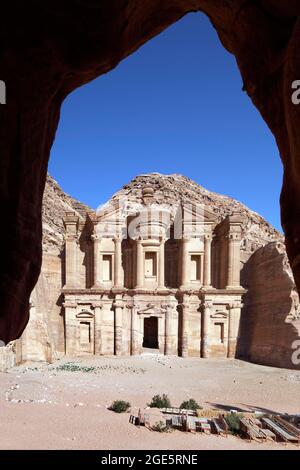 Monastero ad Deir scolpito dalla roccia su un altopiano, Wadi Araba, Wadi Mousa sullo sfondo, Petra, antica capitale dei Nabatei, UNESCO Foto Stock