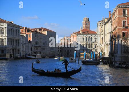 Gondola sul Canal Grande, f.l.t.r. Ca' Rezzonico, Palazzo Bernardo Nani, Ca' Bernardo, Palazzo Giustiniano, Ca' Foscari, Palazzo Balbi, Venezia Foto Stock