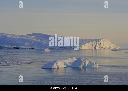 Iceberg nel sole di mezzanotte, silenzio, luglio, Ilulissat, Disko Bay, Groenlandia, Danimarca Foto Stock
