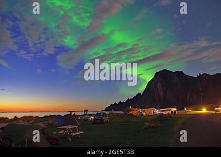 Aurora boreale e luce notturna su tende e automobili, campeggio, Bleik, Andoya, Andenes, Vesteralen, Norvegia Foto Stock