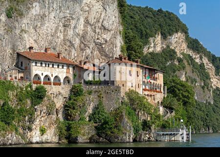 Monastero di Santa Caterina del Sasso, Reno, Lago maggiore, Lombardia, Italia Foto Stock