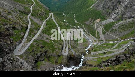 Trollstigen, Andalsnes, Norvegia. Auto va in montagna a serpentina Trollstigen su strada. Norvegese famoso punto di riferimento e meta popolare. La contea norvegese Foto Stock