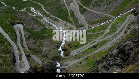 Trollstigen, Andalsnes, Norvegia. Auto va in montagna a serpentina Trollstigen su strada. Norvegese famoso punto di riferimento e meta popolare. La contea norvegese Foto Stock
