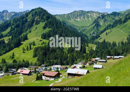 Vista sul villaggio di Baad, Alpi Allgaeu, Kleinwalsertal, Vorarlberg, Austria Foto Stock