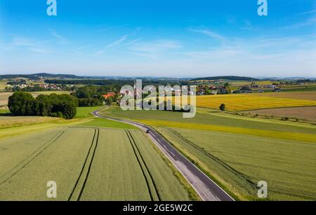 Drone immagine, paesaggio agricolo, strada di campagna tra campi di grano con villaggio Pattigham, Innviertel, Austria superiore, Austria Foto Stock