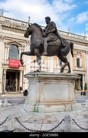 Vista laterale della replica bronzea della storica statua equestre di Marcus Aurelio, Marcus Aurelio, guardando a sinistra, Piazza di Campidoglio, Roma, Lazio Foto Stock