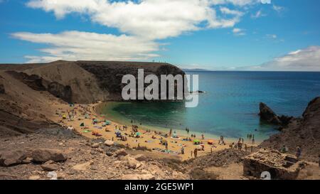 Vista su una spiaggia di lanzarote Foto Stock