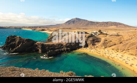 Vista su una spiaggia di lanzarote Foto Stock
