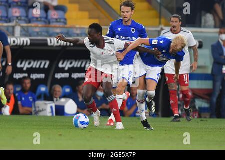 Genova, Italia. 16 agosto 2021. Abou Ba (alessandria), MORTEN THORSBY (Sampdoria) durante UC Sampdoria vs US Alessandria Calcio, Campionato Italiano Coppa Italia a Genova, Italia, Agosto 16 2021 Credit: Independent Photo Agency/Alamy Live News Foto Stock