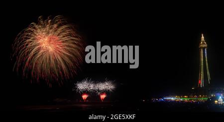 World Fireworks Championships North Pier Blackpool, Lancashire illumina il cielo con uno spettacolare spettacolo pirotecnico Foto Stock