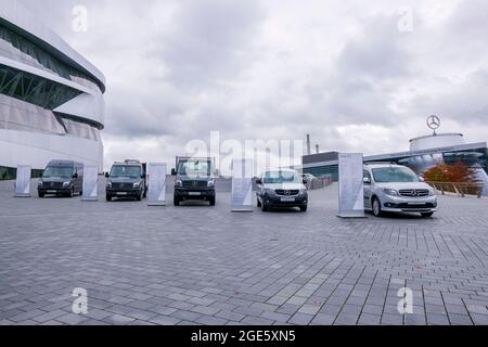 Diversi nuovi modelli di furgoni e camion esposti all'esterno. Al Museo Mercedes-Benz di Stoccarda, Germania. Foto Stock