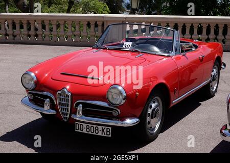 Alfa Romeo Giulietta Spider Cabriolet, auto classica, parcheggiata di fronte al lato mare dell'Opera de Monte-Carlo, Casinò Monte-Carlo, Monaco Foto Stock