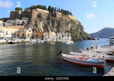 Collina del Castello e porto di pescatori di Lipari, Isole Lipari, Isole Eolie, Isole Lipari, Isole Eolie, Mar Mediterraneo, Italia Foto Stock