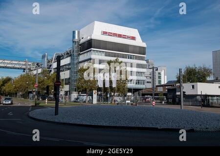 Vista esterna della fabbrica Porsche, accanto al museo. Al Museo Porsche di Stoccarda, Germania. Foto Stock