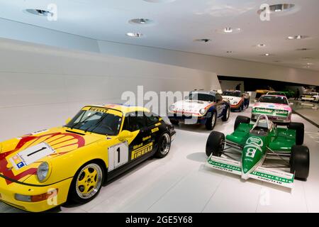 Vari sport, auto da corsa nel corso degli anni, tra cui un modello 911 per Shell Oil.. Al Museo Porsche di Stoccarda, Germania. Foto Stock