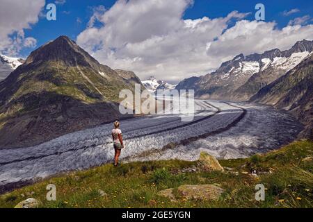 Escursioni lungo il Grande ghiacciaio Aletsch, Vallese, Svizzera, Europa Foto Stock