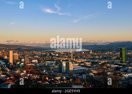 Panorama Zurigo con il Lago di Zurigo e le Alpi, Zurigo, Svizzera Foto Stock