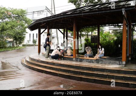 yudanaka, nagano, giappone, 2021-13-8 , bagno a piedi di fronte alla stazione ferroviaria di Yudanaka onsen. Foto Stock