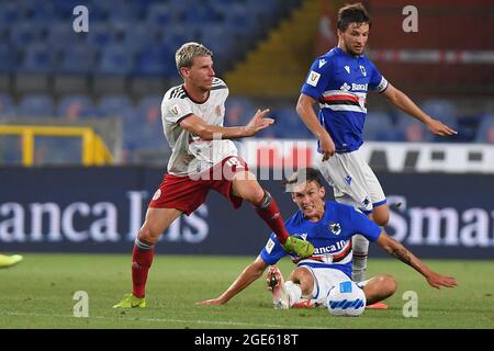 Genova, Italia. 16 agosto 2021. Simone Corazza (Alessandria), KRISTOFFER ASKILDSEN (Sampdoria) durante UC Sampdoria vs US Alessandria Calcio, Coppa Italia match a Genova, agosto 16 2021 Credit: Independent Photo Agency/Alamy Live News Foto Stock