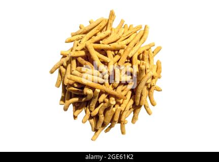 Ratlami Sev isolato su sfondo bianco. Popolare spuntino Gujarati. Vista dall'alto. Snack indiano di strada. Foto Stock