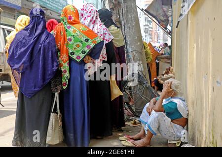 CITTÀ DI DHAKA, BANGLADESH - 10 AGOSTO: Le donne attendono in coda per ricevere il vaccino contro il Covid-19 ad Asrafabad High Schoo, durante una campagna di vaccinazione di massa. I governi del Bangladesh prevedono di inoculare 10 milioni di persone in una settimana principalmente focalizzati sulle persone che vivono a livello sindacale e di rione. Il 10 agosto 2021 a Dhaka, Bangladesh. Credito: Eyepix Group/The Photo Access Foto Stock