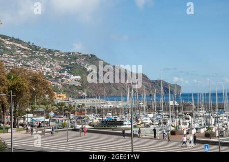 Vista sulla baia di Funchal e Marina, Funchal, Madeira, Portogallo, Europa Foto Stock