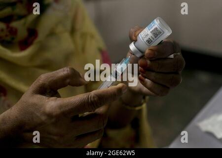 DHAKA, BANGLADESH - 8 AGOSTO: Un operatore sanitario prepara una dose di vaccino Moderna COVID19 , durante una campagna di vaccinazione di massa in un centro di vaccinazione. Secondo la direzione Generale dei servizi sanitari del Bangladesh (DGHS), il programma nazionale di vaccinazione di massa, inizia la sua campagna di vaccinazione volta a immunizzare 3.5 milioni di persone in sei giorni. Il Bangladesh ha registrato quasi 1.31 milioni di infezioni da coronavirus e 21,638 decessi dall'inizio della pandemia. L'8 agosto 2021 a Dhaka, Bangladesh. Credito: Eyepix Group/The Photo Access Foto Stock