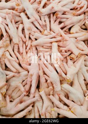 Vista ad alto angolo dei piedi di pollo crudo. Foto Stock