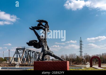 Monumento a Prometheus vicino alla centrale nucleare di Chernobyl nella zona di esclusione, Pripyat, Ucraina Foto Stock