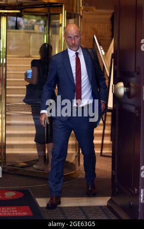 Londra, Inghilterra, Regno Unito. 17 agosto 2021. Il ministro dell'Asia ombra STEPHEN KINNOCK è visto a Millbank, Westminster, dopo aver terminato il suo giro dei media. (Credit Image: © Tayfun Salci/ZUMA Press Wire) Foto Stock