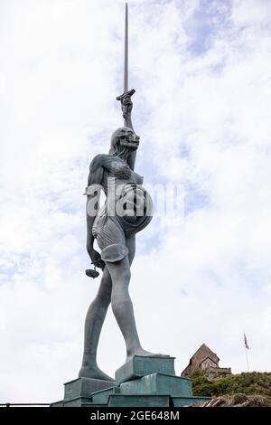 Ilfracombe, Devon, Regno Unito. La Statua della verita' di Damien Hirst e' vista al posto del vecchio molo. Foto Stock